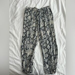 Soft Joie Jogger Pants Crop Womens M Medium Janus Snake Print Gray Ivory Casual